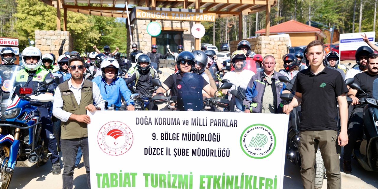 Düzce'de güvenli sürüşe dikkati çeken motosikletliler konvoy oluşturup Korugöl'ü gezdi