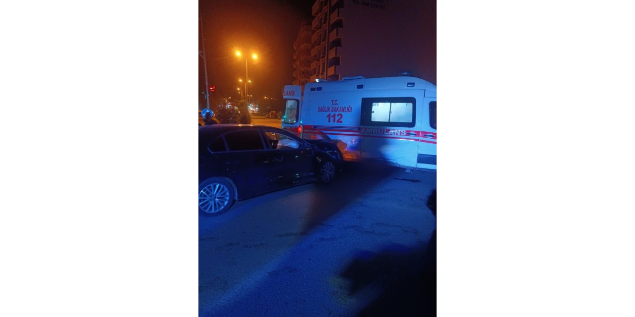 Gaziantep'te ambulansla otomobilin çarpıştığı kazada 2 kişi yaralandı