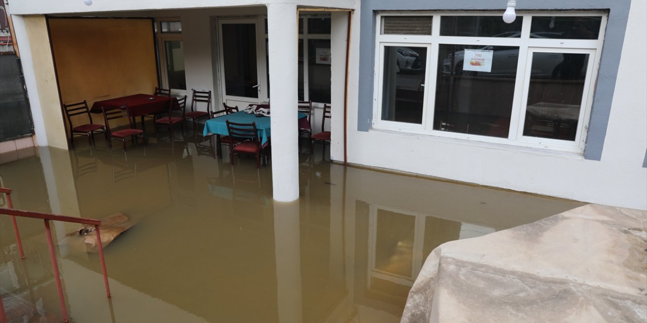 Yağışlı hava sistemine giren Edirne'de sağanak sıcaklığı düşürdü