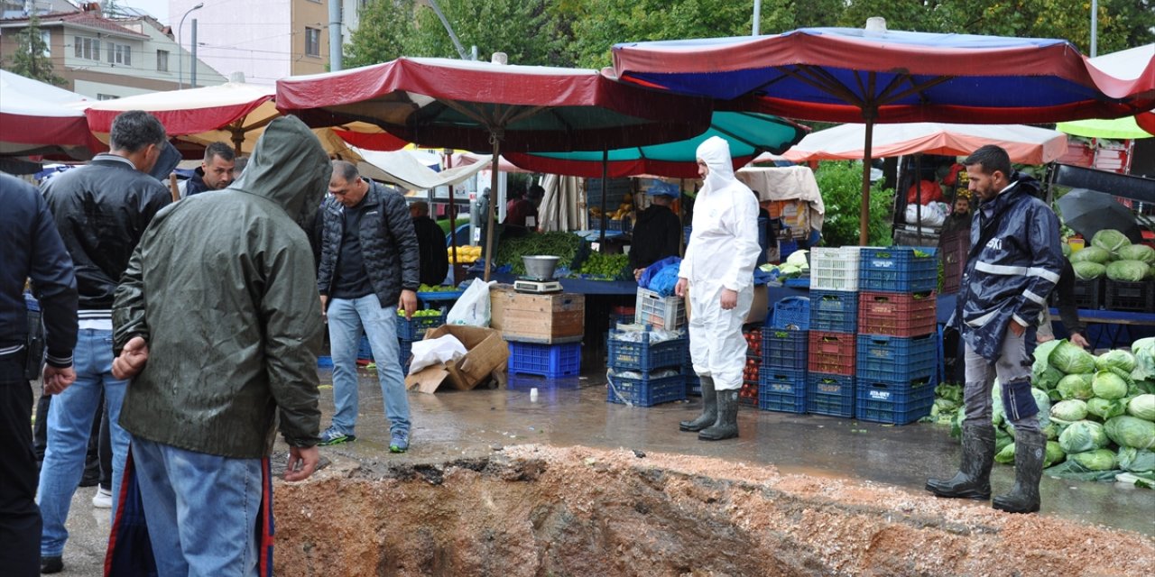 Eskişehir'de pazar kurulan caddede sağanak nedeniyle çöküntü oluştu