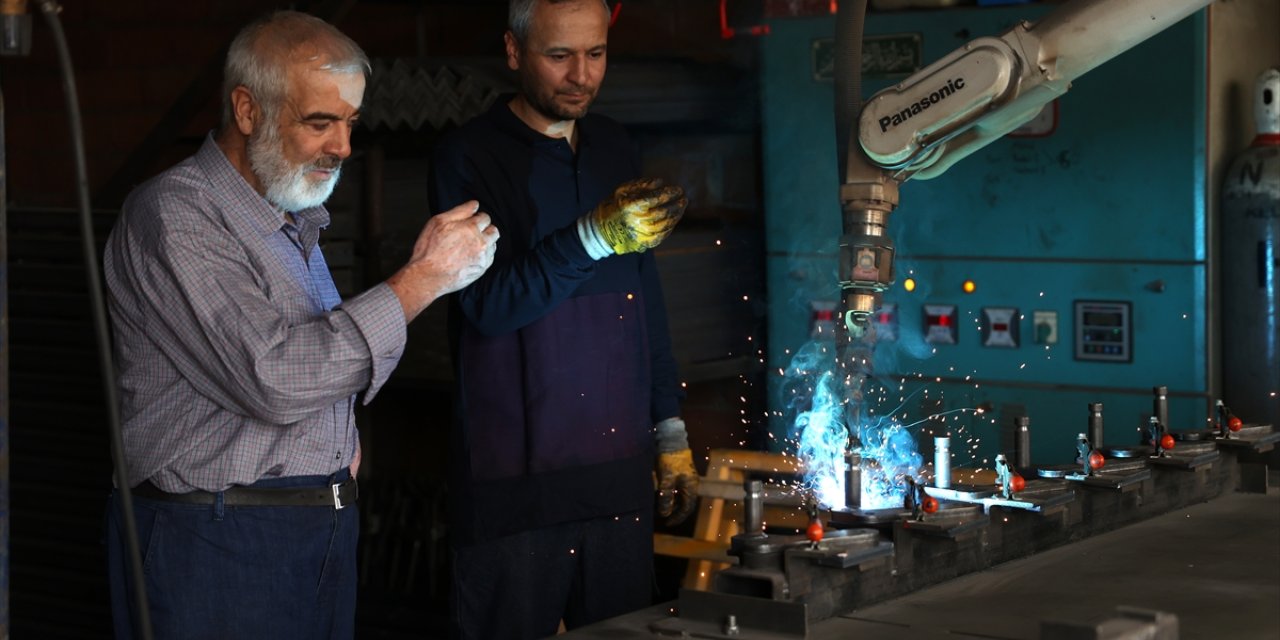 Üç kuşaktır mütevazı atölyelerinde tarım makineleri üretiyorlar