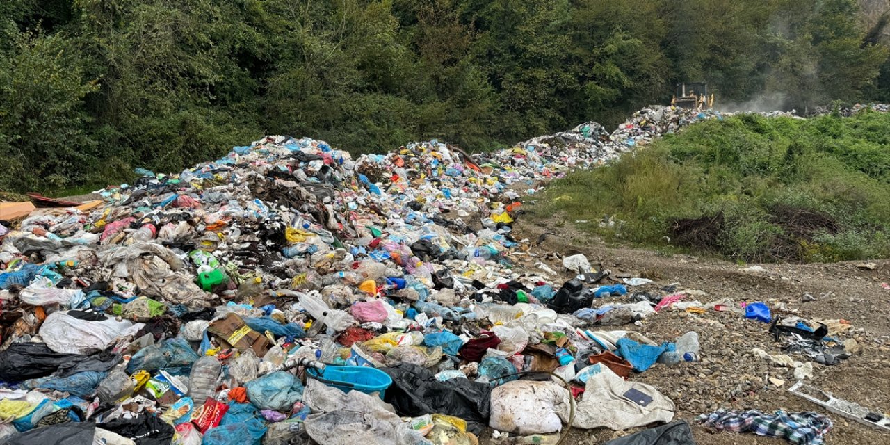 Bartın'da vahşi depolama alanının dolması nedeniyle çöplerin yola dökülmesine inceleme