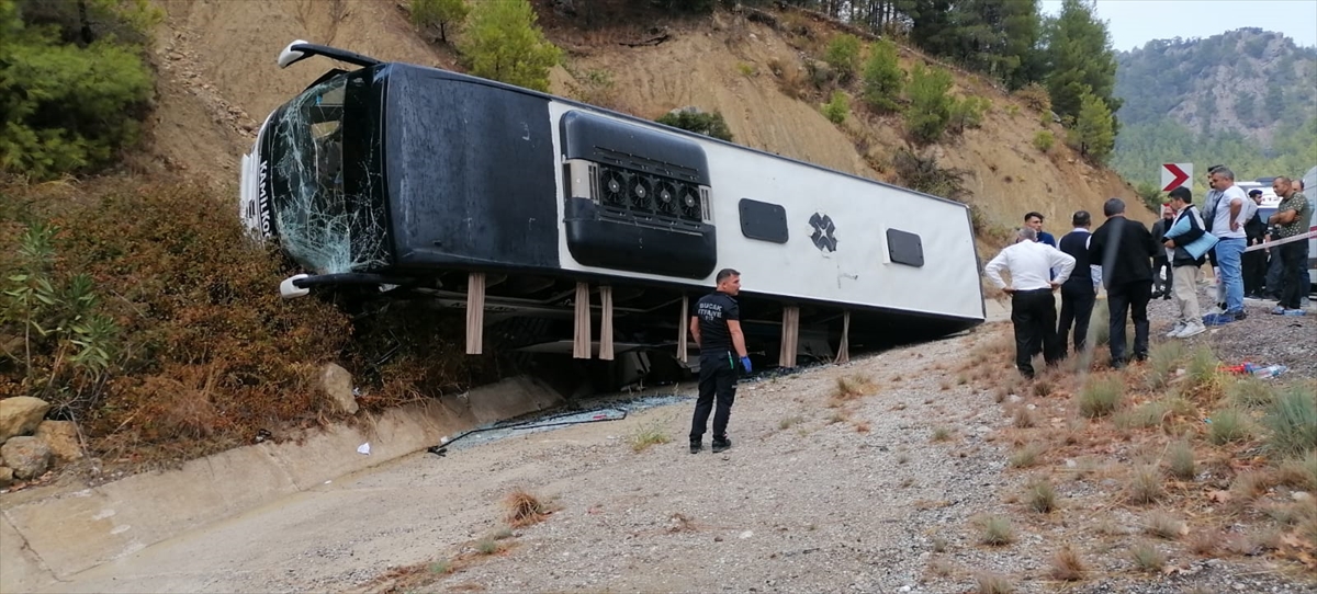 Burdur'da yolcu otobüsünün tıra çarpıp şarampole devrildiği kazada 8 kişi yaralandı