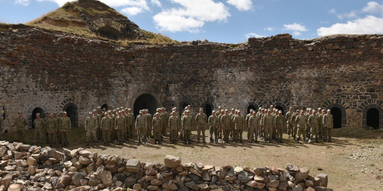 Mehmetçik ecdadın vatan savunmasında kullandığı Erzurum'daki tabyaları temizledi