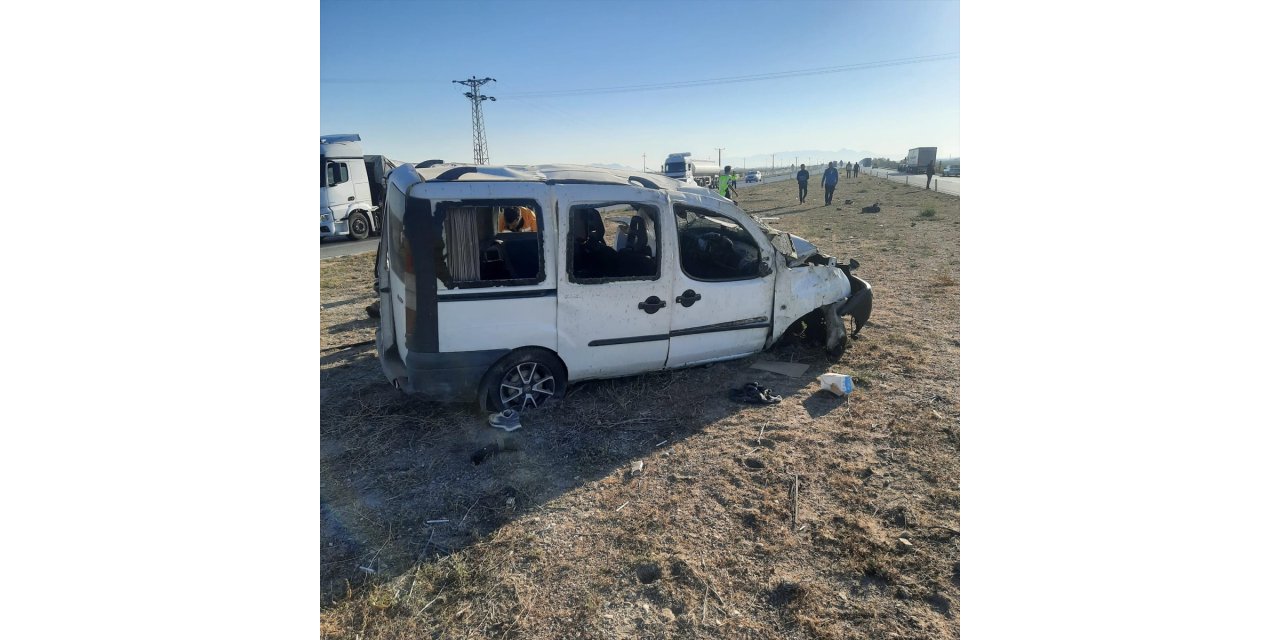 Konya'da refüje çarpan hafif ticari araçtaki 2 kişi öldü, 3 kişi yaralandı