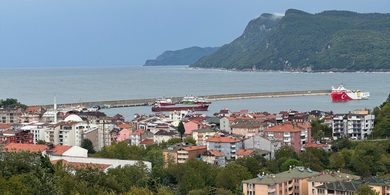 Bartın'da balıkçılar, fırtına uyarısı üzerine gemi ve tekneleri limana çekti