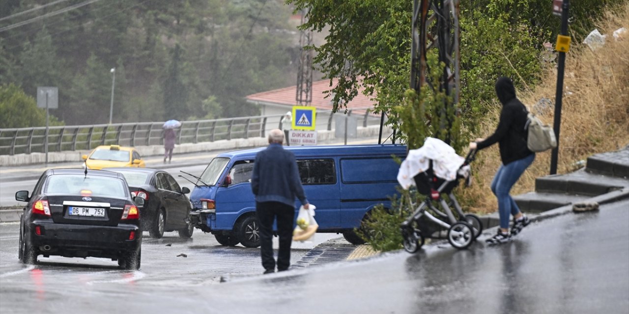 Ankara'da minibüsün kayalıklara çarpması araç kamerasında