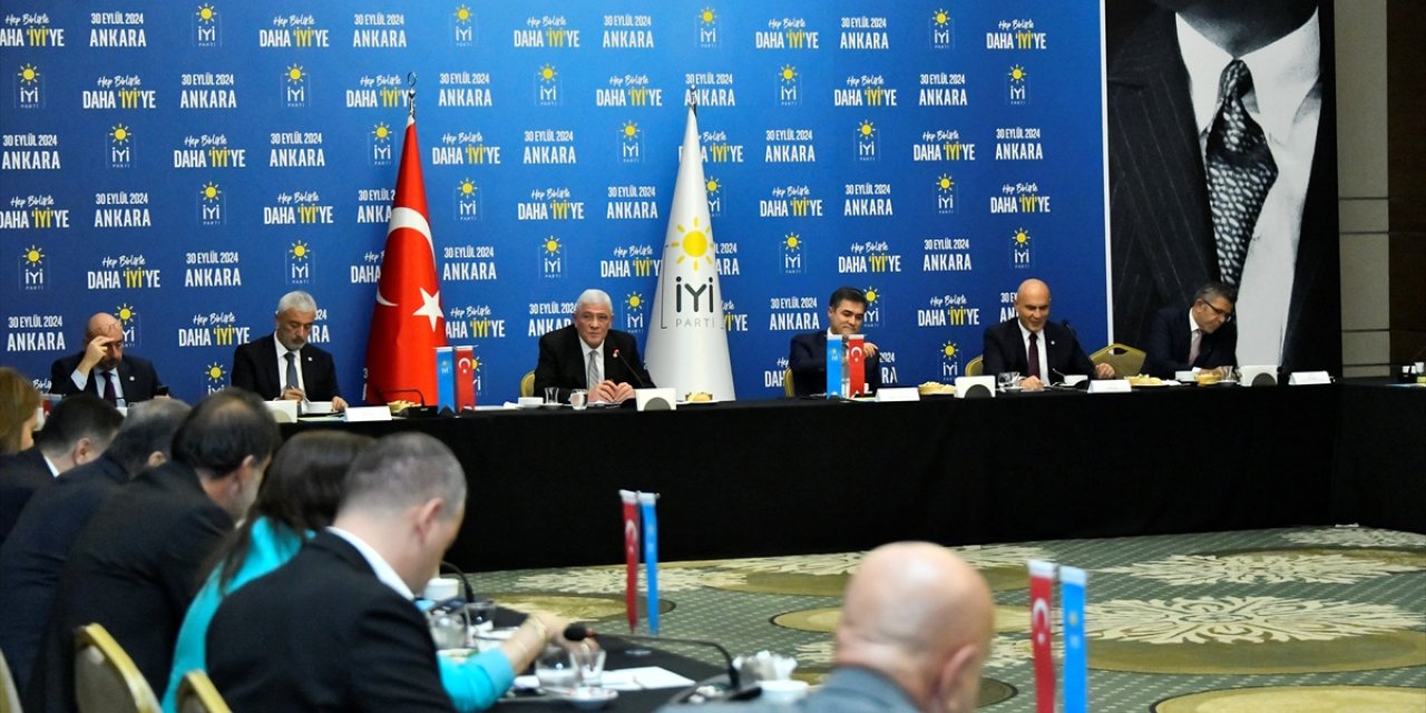 İYİ Parti Genel Başkanı Dervişoğlu, Başkanlık Divanı üyeleri ve milletvekilleri ile görüştü