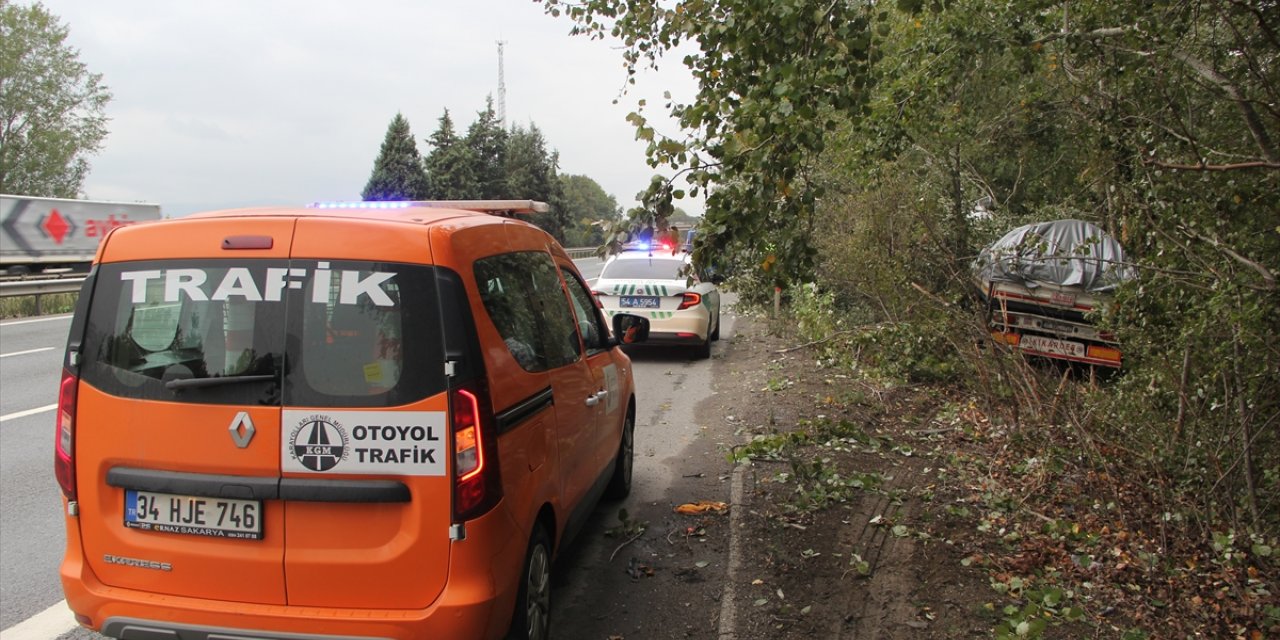 Anadolu Otoyolu Sakarya kesiminde ağaca çarpan tırın sürücüsü yaralandı