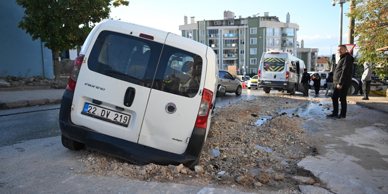 Edirne'de su borusunun patlaması sonucu çukura düşen araç çamura saplandı