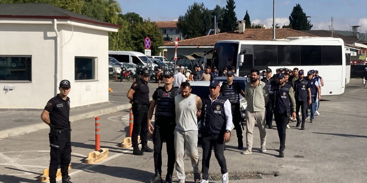 Gaziantep'te uzun namlulu silahlarla görüntülenen şüpheliler adliyede