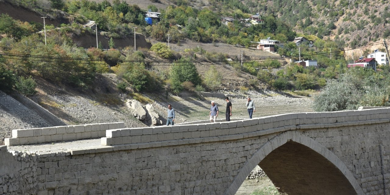 Torul Baraj Gölü'nde sular çekilince tarihi köprü ortaya çıktı