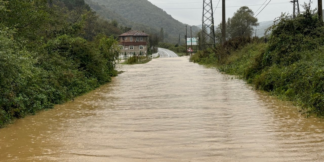 Bartın'da sağanak nedeniyle derenin taşması sonucu kara yolu ulaşıma kapandı