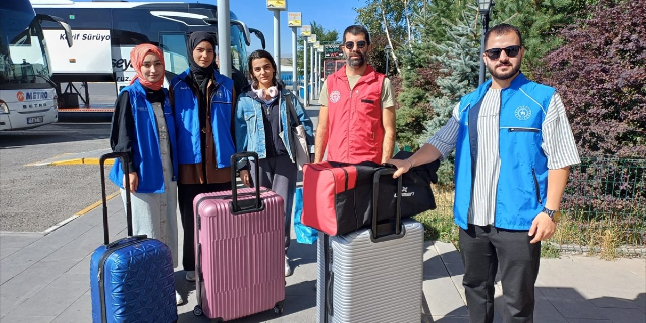 Ağrı'ya gelen üniversite öğrencileri çikolata ve çiçeklerle karşılandı