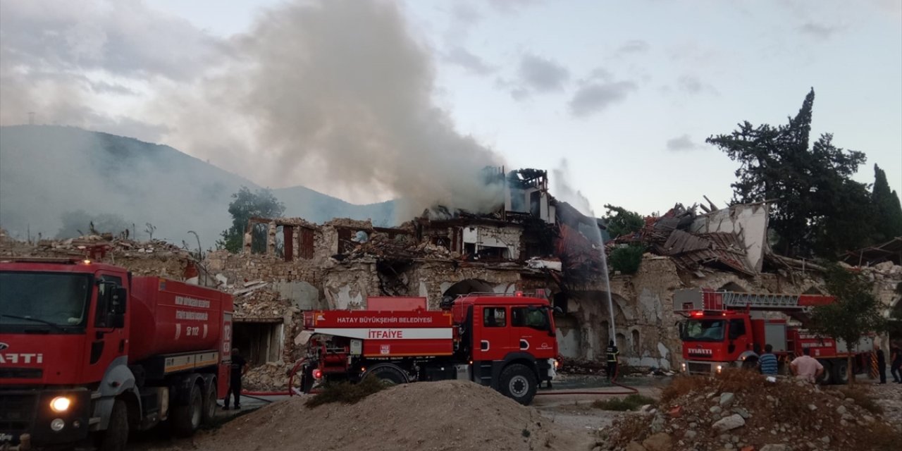 Hatay'da 2 katlı boş binada çıkan yangın söndürüldü