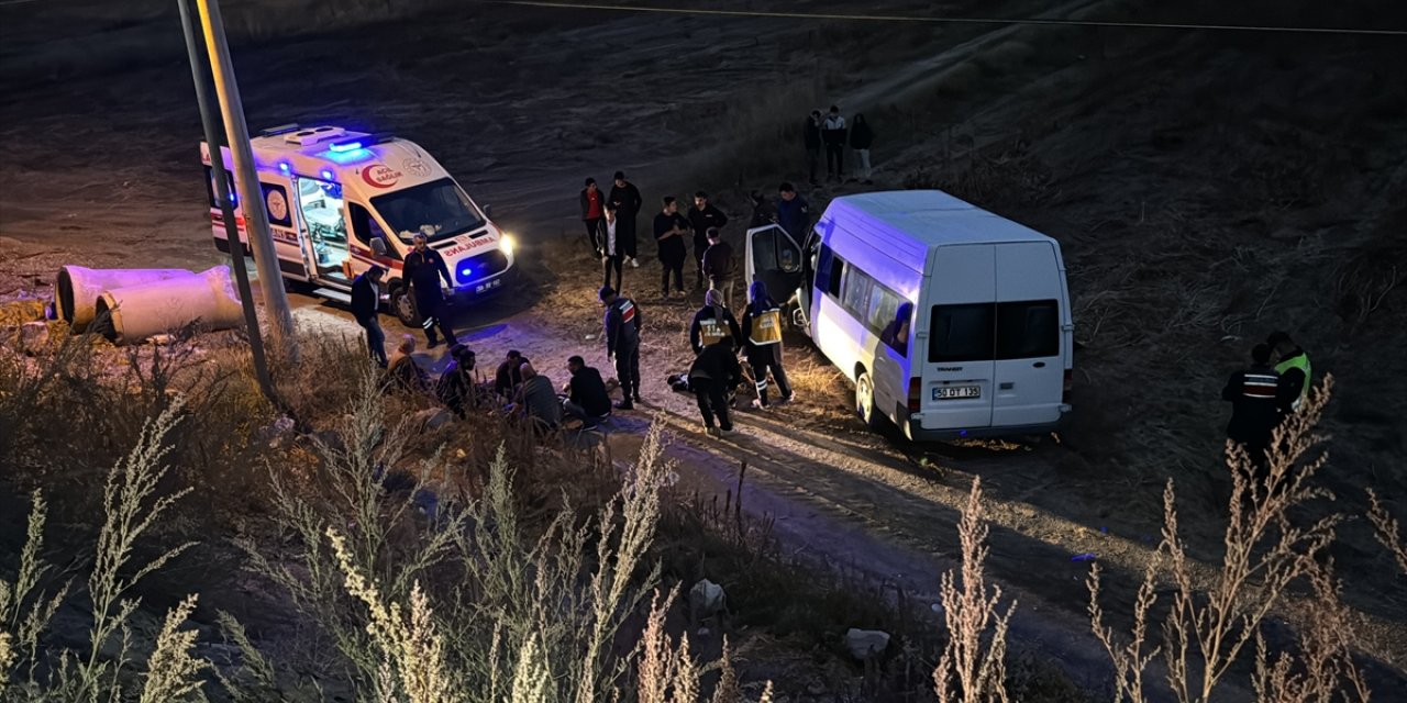 Nevşehir'de devrilen işçi servisindeki 5 kişi yaralandı