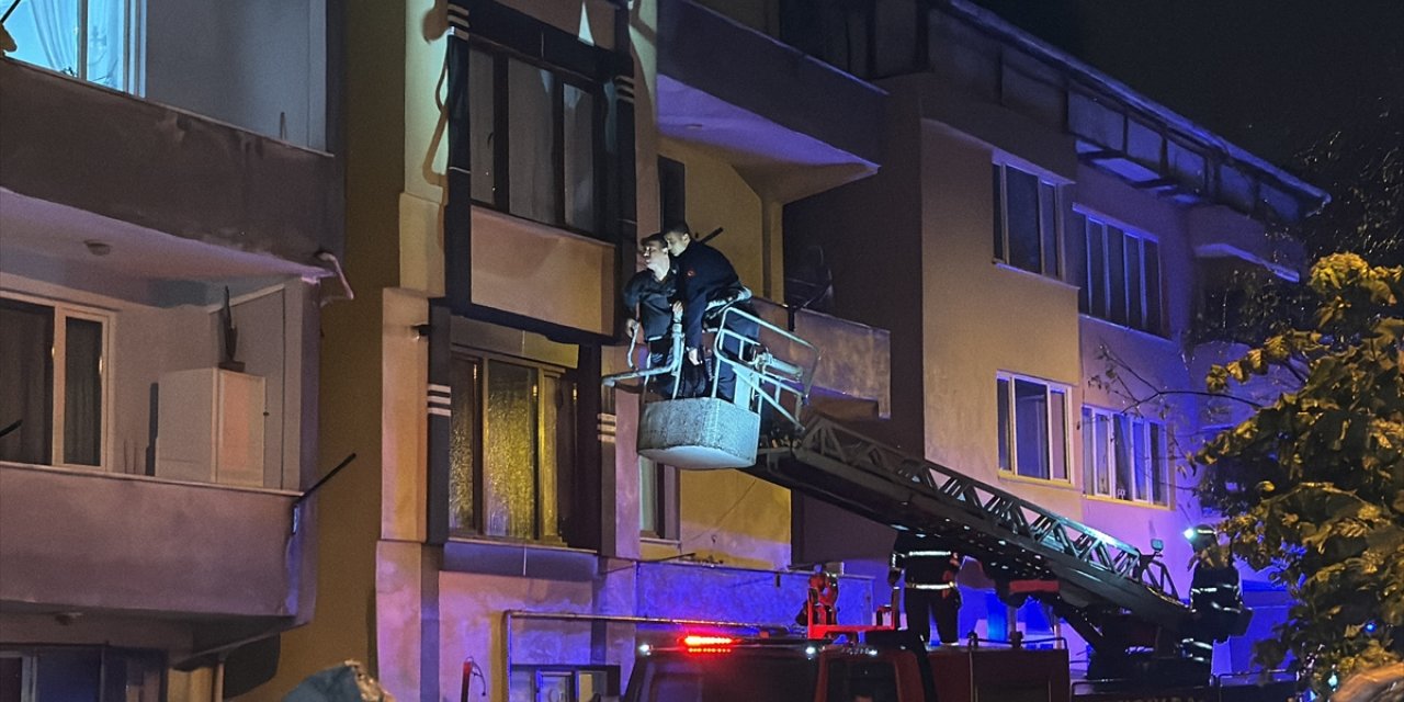 Zonguldak'ta heyelan nedeniyle girişi kapanan apartmanda mahsur kalan 6 kişi tahliye edildi