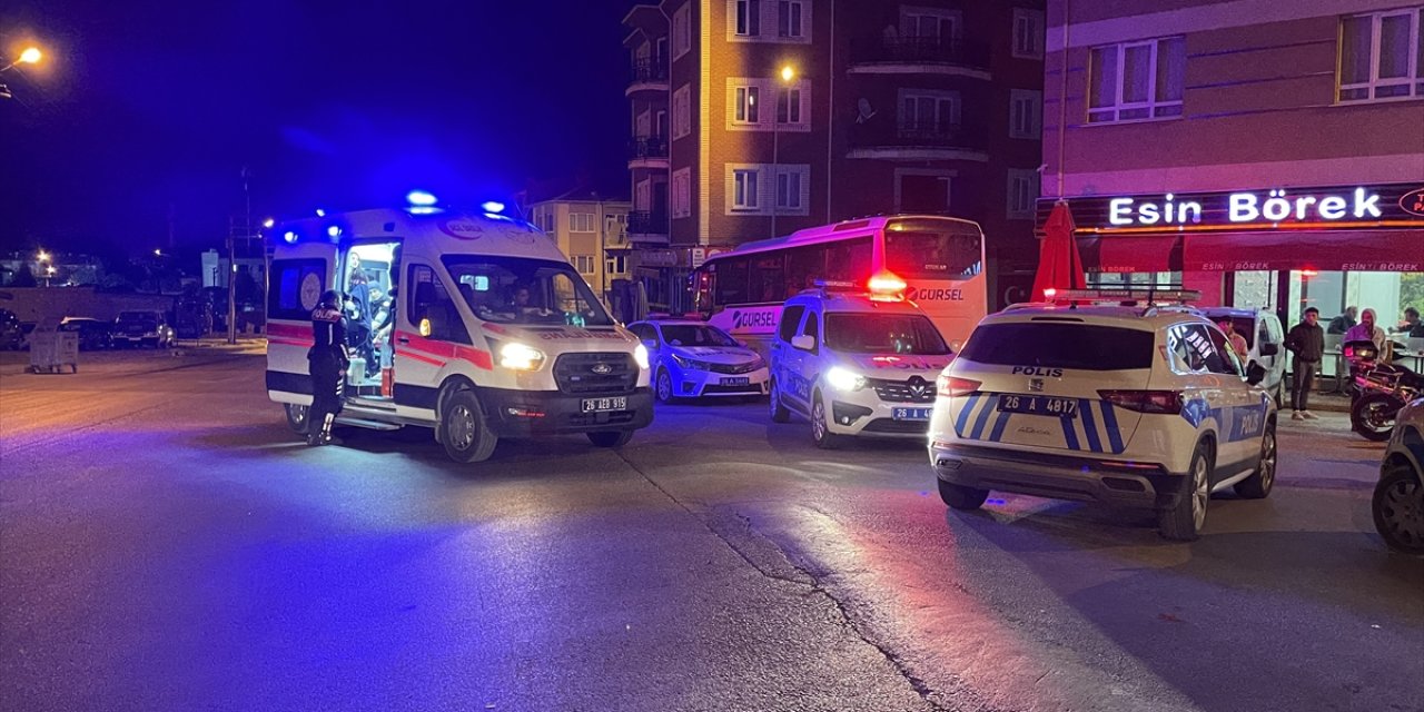 Eskişehir'de motosikletin hafif ticari araç ve polis motosikletine çarpması sonucu 4 kişi yaralandı