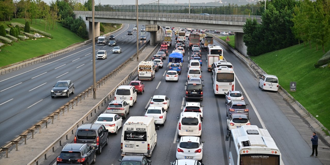 İstanbul'da sabah saatlerinde trafik yoğunluğu yaşanıyor