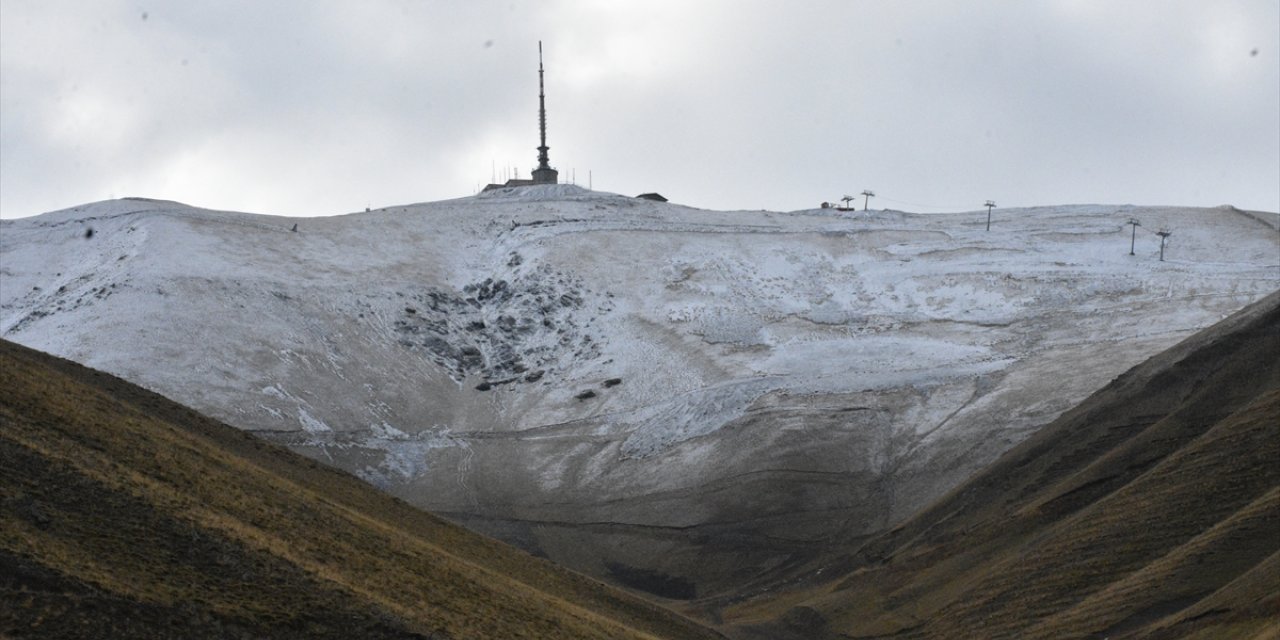 Palandöken Dağı'na kar yağdı