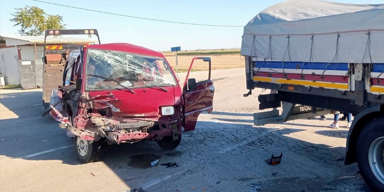 Tekirdağ'da tır ile panelvanın çarpışması sonucu 12 kişi yaralandı