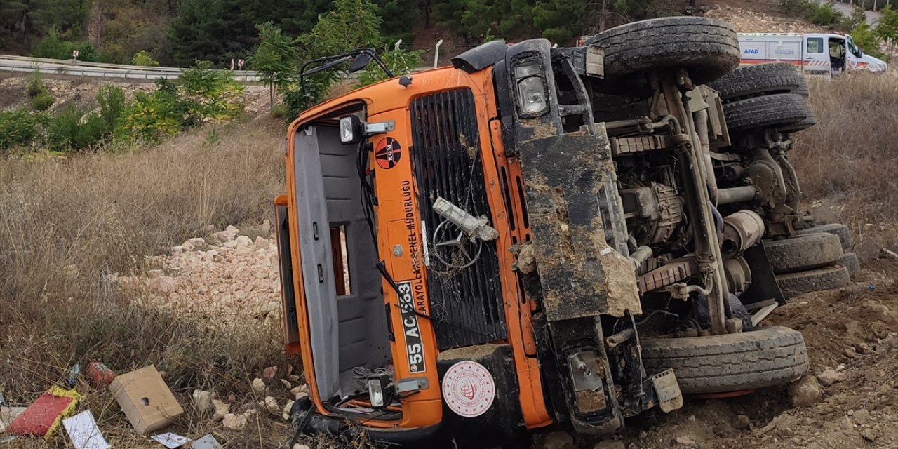 Amasya'da freni boşalınca şarampole devrilen kamyondaki sürücü yaralandı