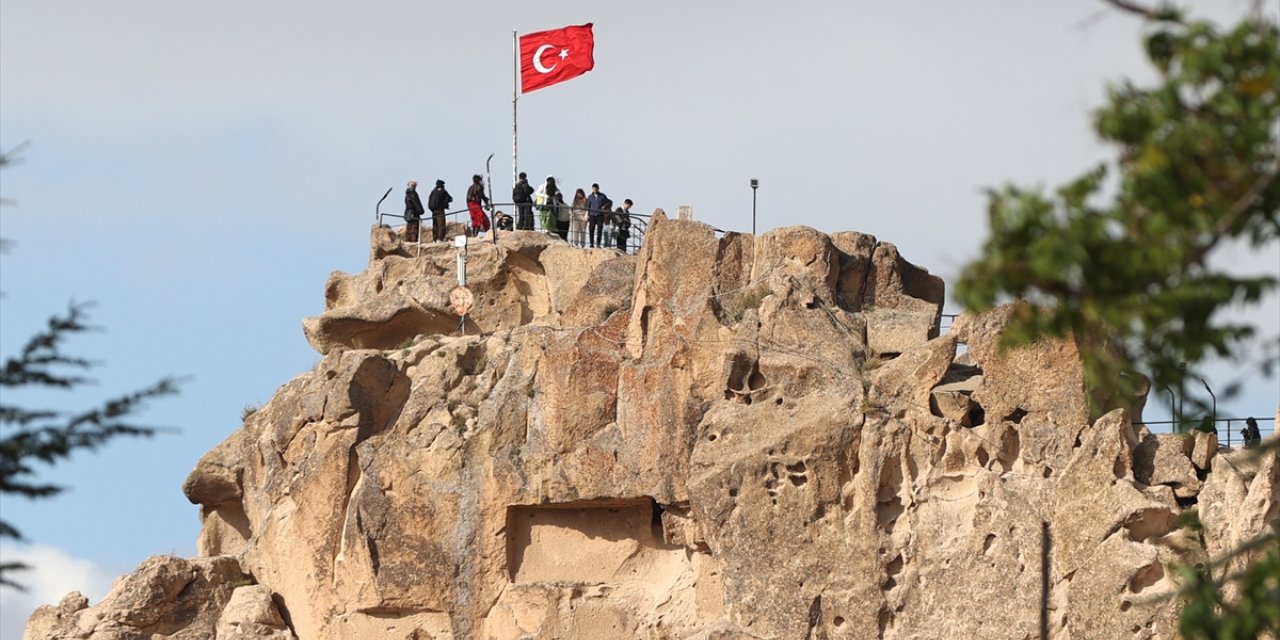 Kapadokya'yı, Uçhisar Kalesi'nin zirvesinden ocak-eylül dönemi yaklaşık 211 bin turist izledi