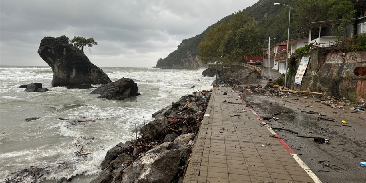 Bartın'da sağanakla denize sürüklenen atıklar İnkumu sahilinde kirlilik oluşturdu