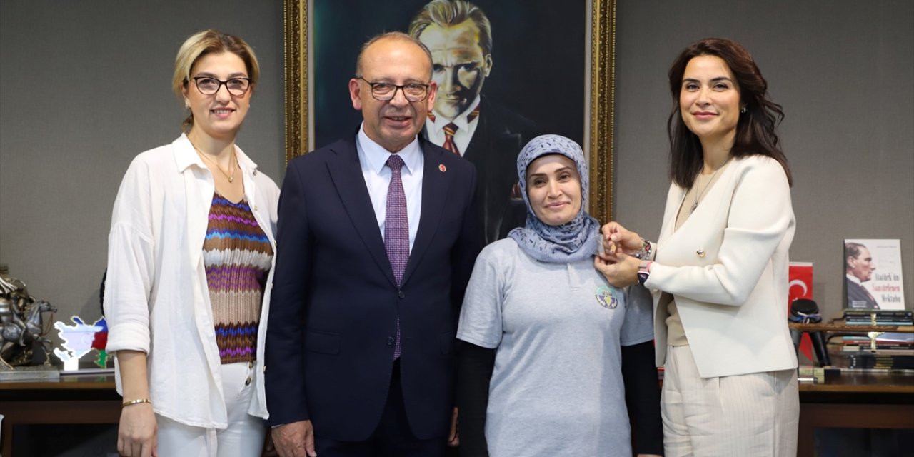 Manisa'da temizlik işçisi para dolu çantayı zabıtaya teslim etti