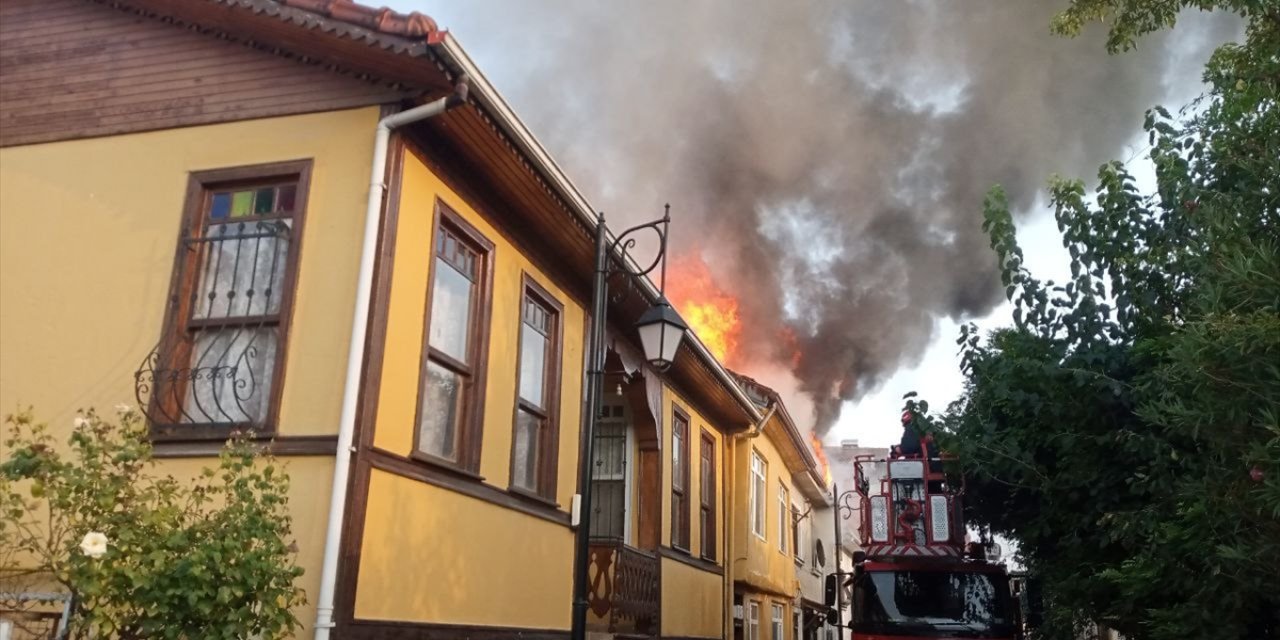 Sakarya'da çıkan yangında biri tarihi 3 ev zarar gördü