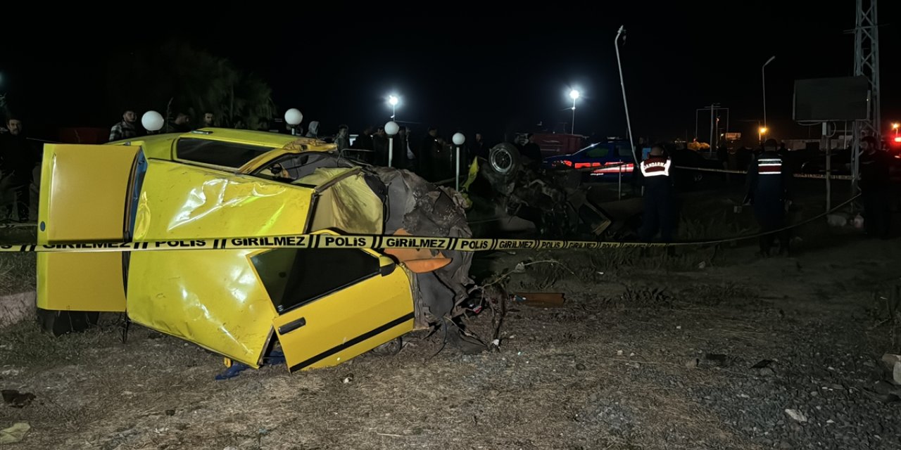 Nevşehir'de direğe çarparak iki parçaya bölünen otomobildeki 1 kişi öldü, 3 kişi yaralandı