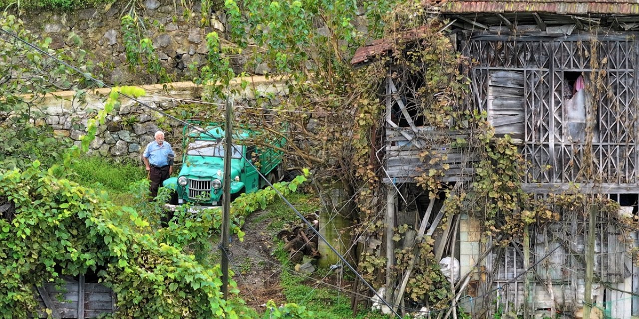 Trabzon'da 83 yaşındaki emekli şoför, 70 yaşındaki kamyonetine gözü gibi bakıyor