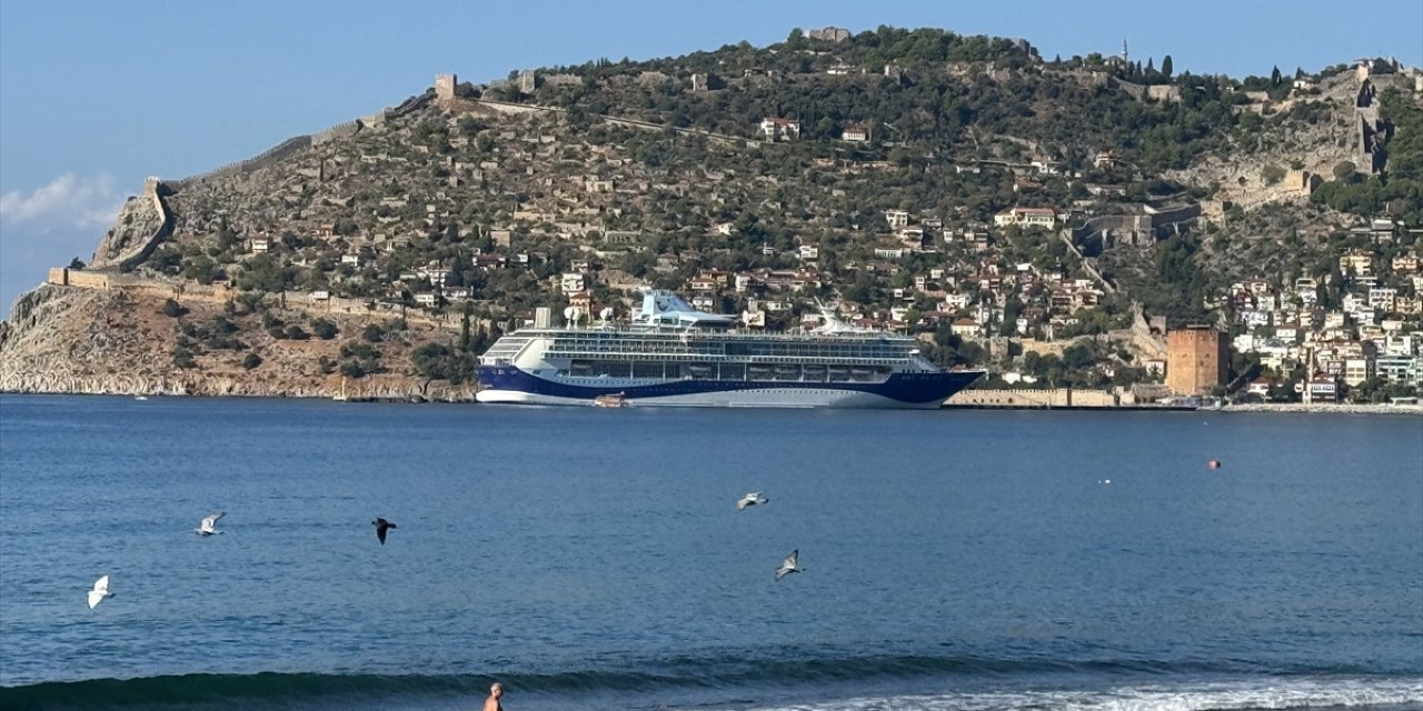 Bahama bayraklı kruvaziyer "Marella Discovery" Alanya Limanı'na demirledi