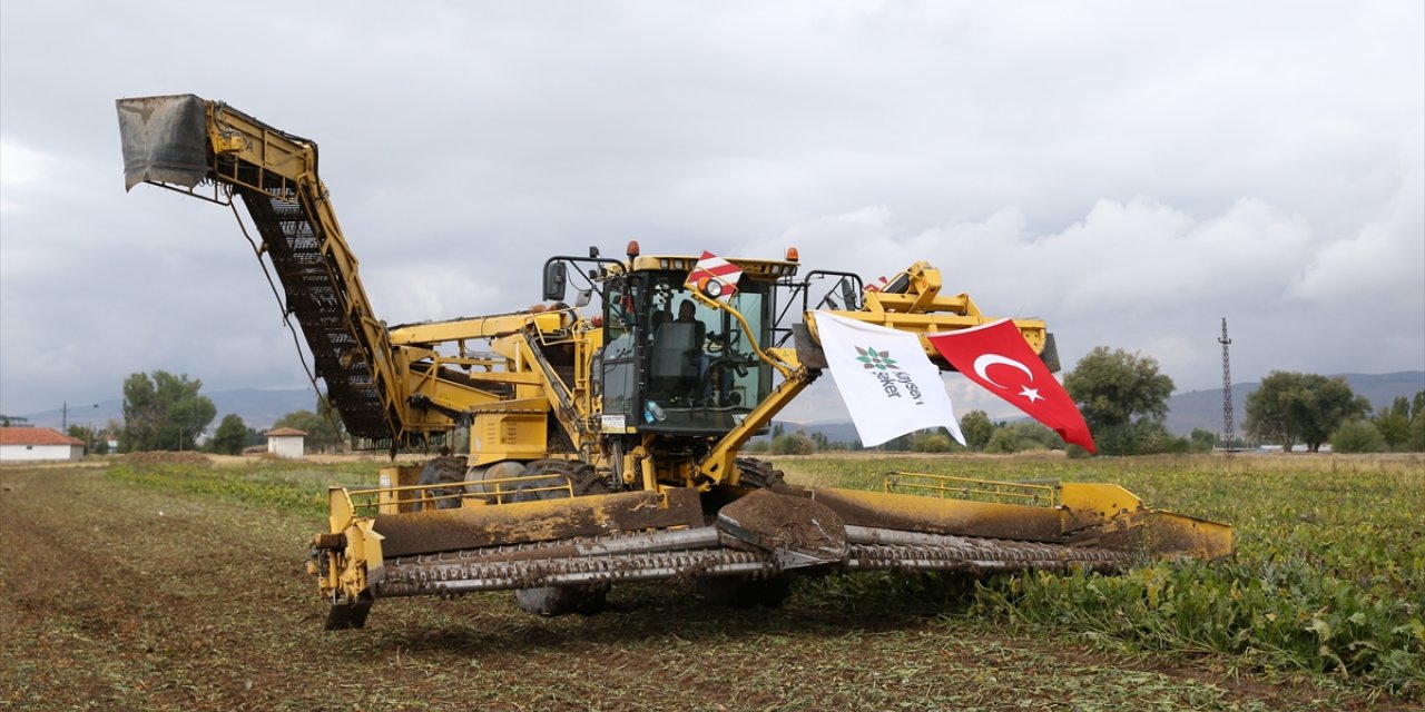 Pancar çiftçisine bedeli 900 milyon lirayı aşan makinelerle ücretsiz hizmet sunuluyor