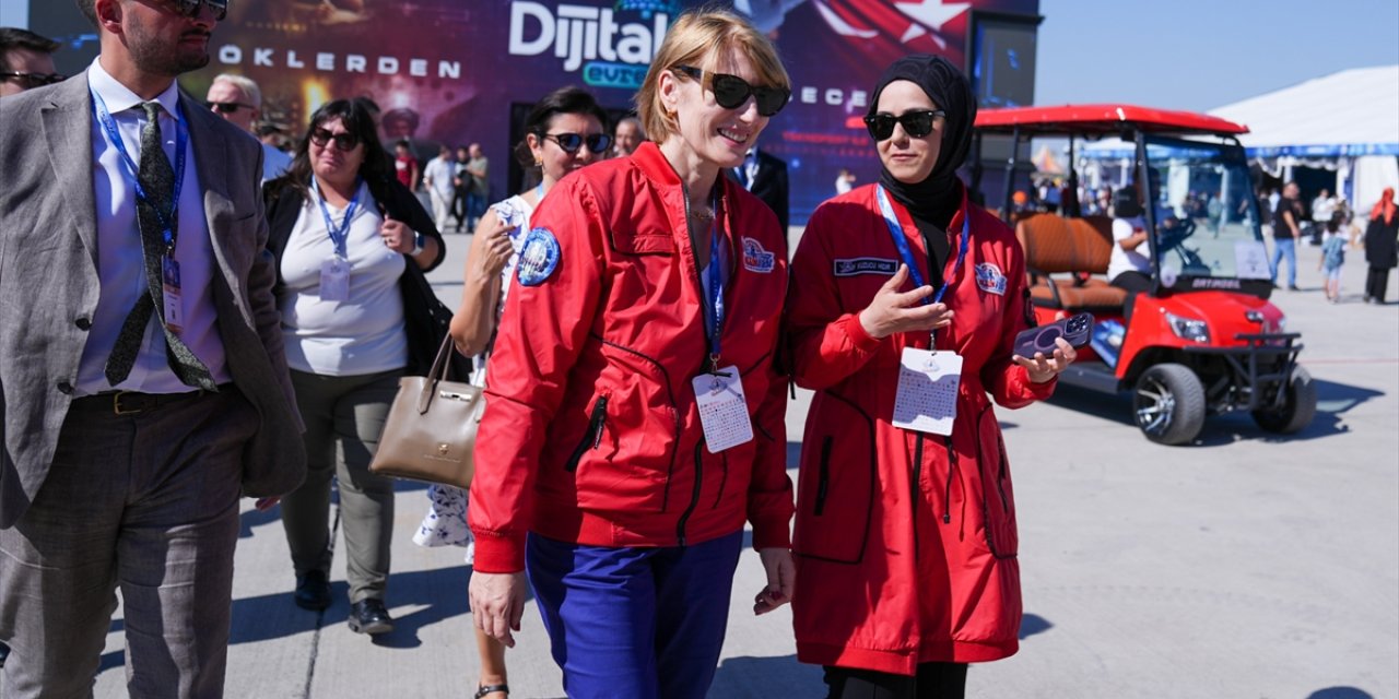 Birleşik Krallık'ın Ankara Büyükelçisi Jill Morris, TEKNOFEST Adana'da stantları ziyaret etti