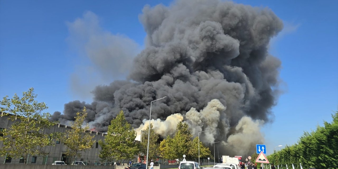 Tekirdağ'da fabrikada çıkan yangına müdahale ediliyor