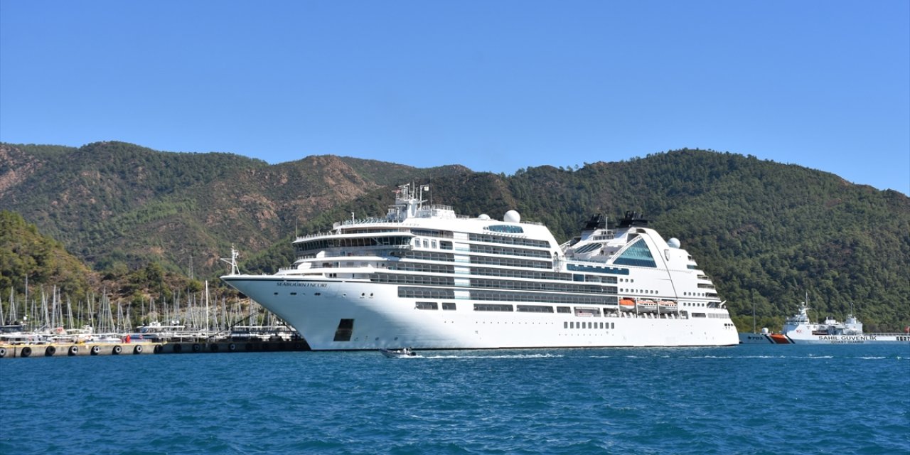 "Seabourn Encore" kruvaziyeri 570 yolcusuyla Marmaris'e geldi