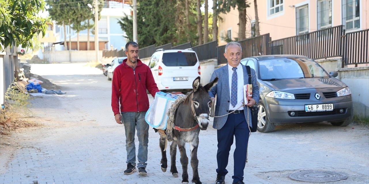 "Eşekle Gelen Dostoyevski" heybesinde getirdiği kitapları çocuklara dağıttı