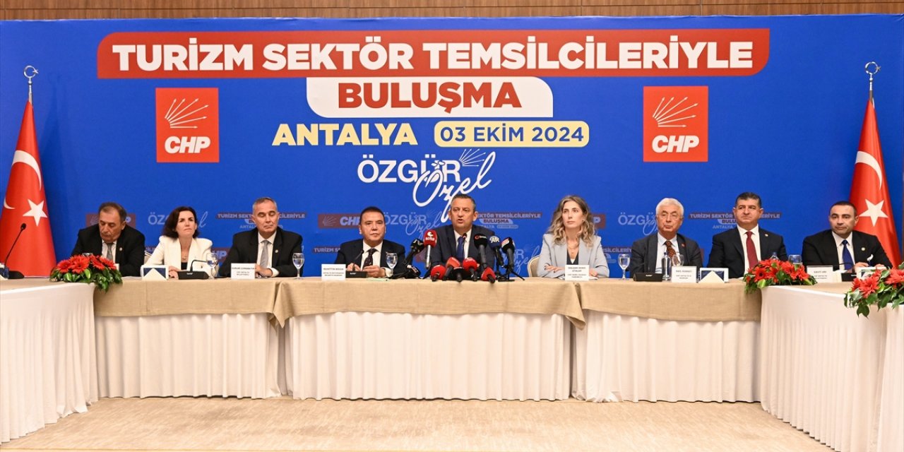 CHP Genel Başkanı Özel, Antalya'da turizm sektör temsilcileriyle buluştu: