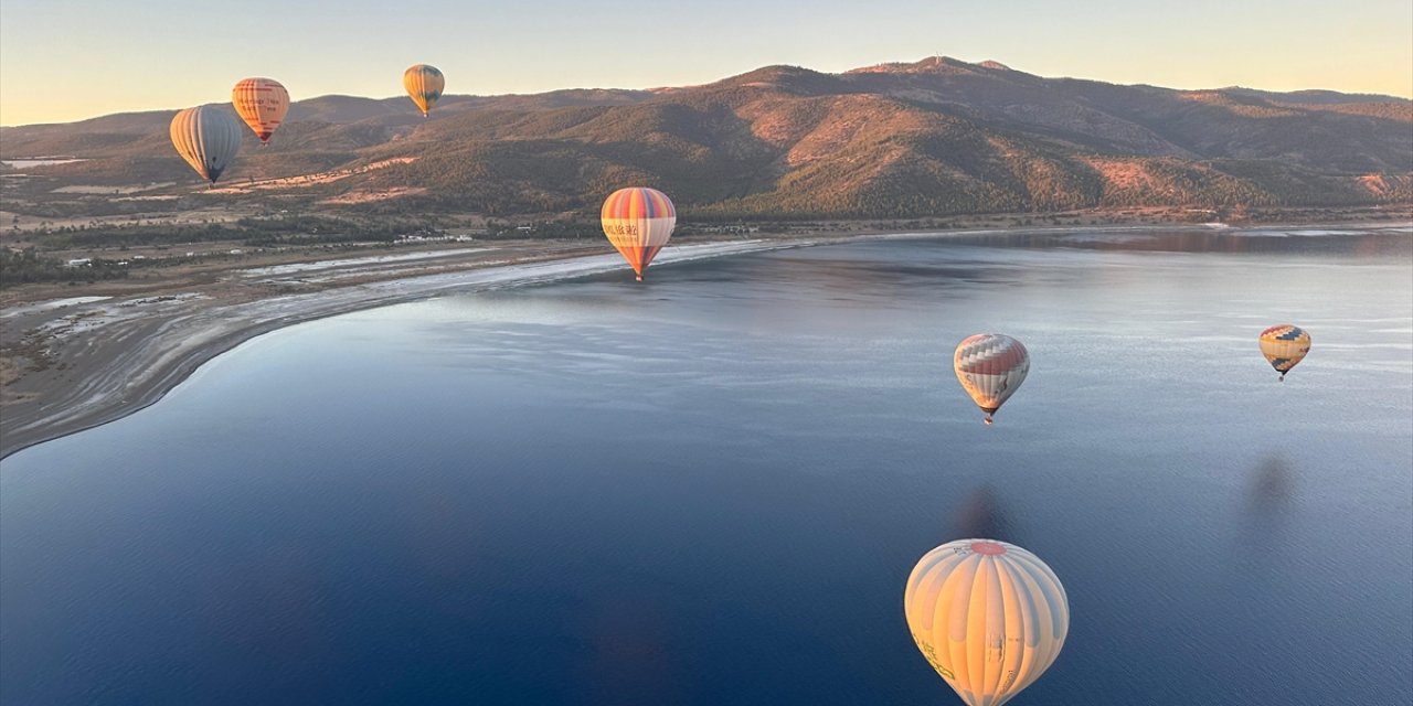 Salda semaları TÜRSAB organizasyonundaki sıcak hava balonlarıyla süslendi