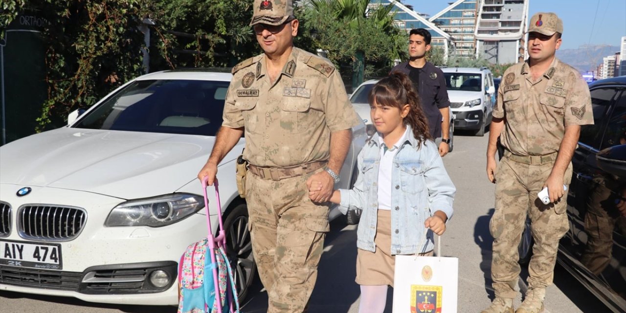 Kahramanmaraş'ta Vali ve Belediye Başkanı, şehit çocuklarını evlerinden alıp okullarına götürdü