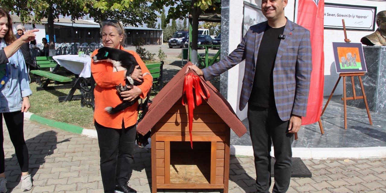 Kırklareli'nde köpek sahiplenen hayvanseverlere kulübe hediye edildi