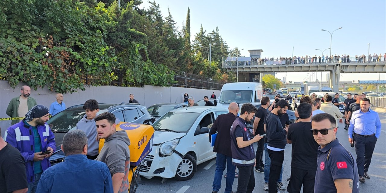 Avcılar'da pikabıyla yoldaki araçlara rastgele çarpan sürücü kaçtı