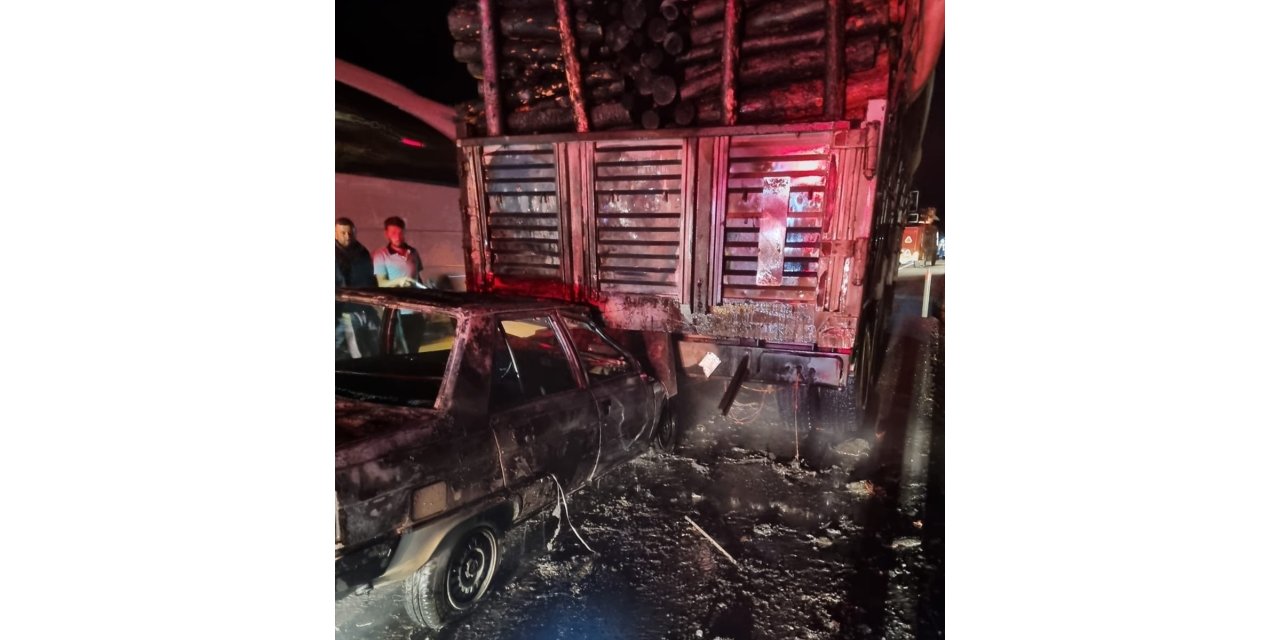 Burdur'da tomruk yüklü tıra çarparak alev alan otomobilin sürücüsü ağır yaralandı