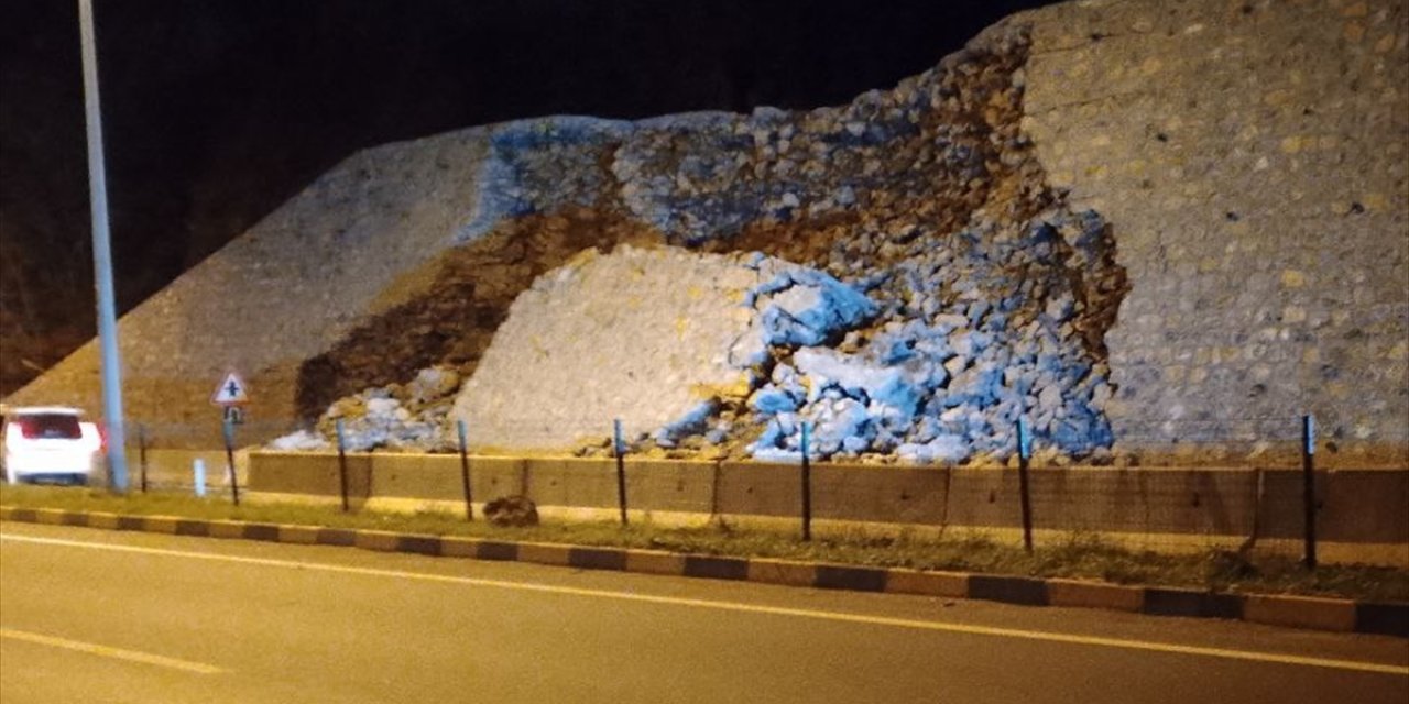 Zonguldak-Alaplı kara yolunda istinat duvarının bir bölümü çöktü