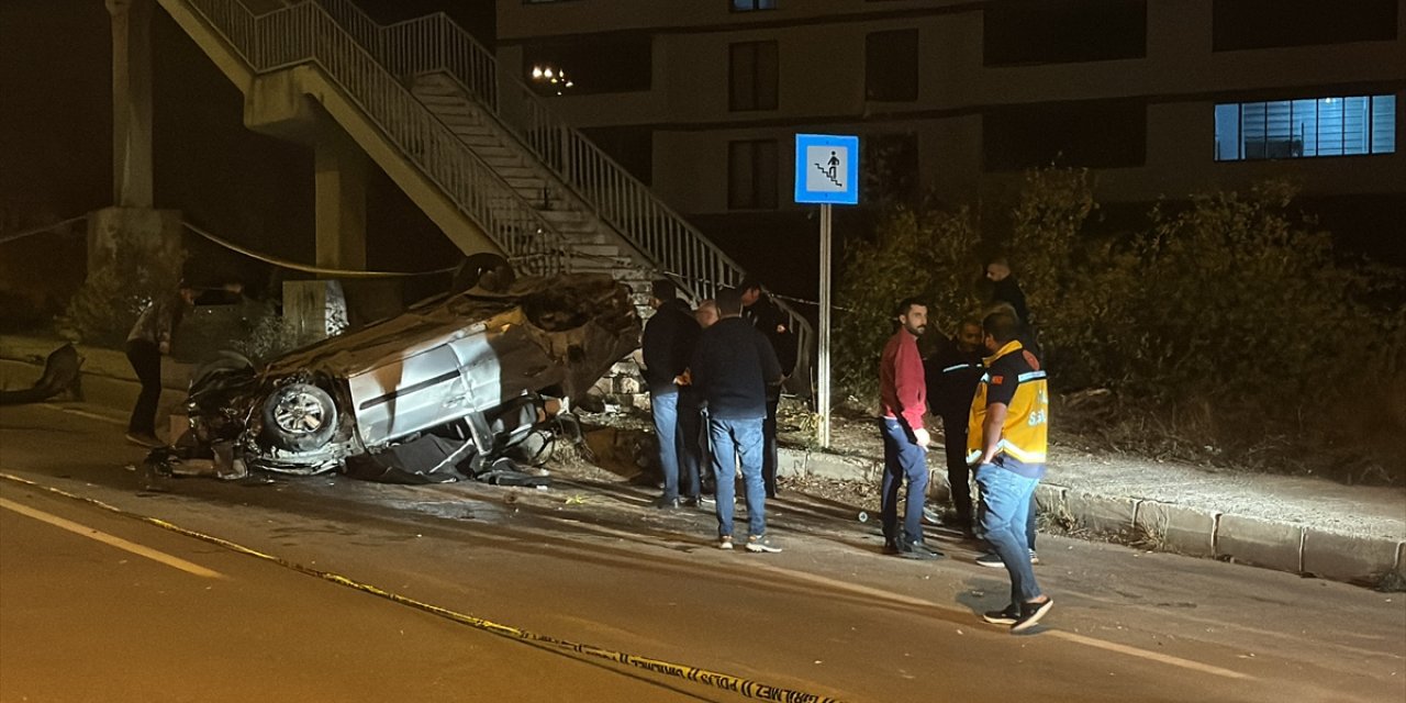 Bayburt'ta devrilen otomobilin sürücüsü öldü