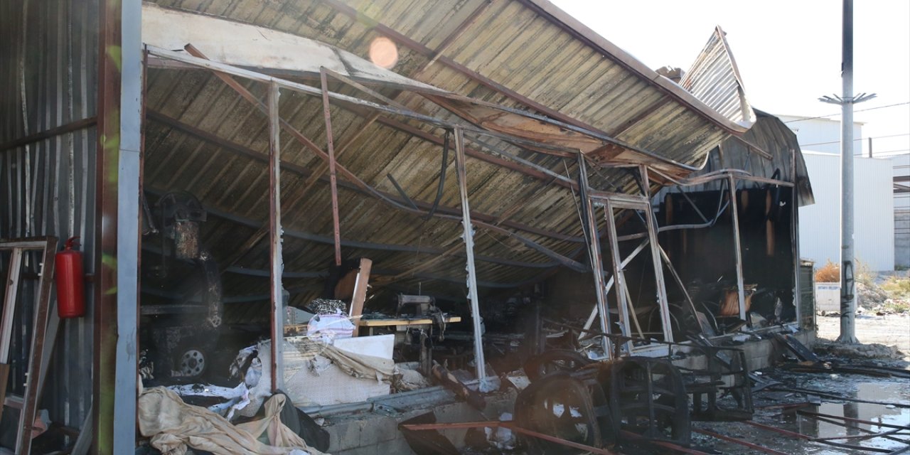 Hatay'da sanayi sitesinde çıkan yangından 7 mobilya işletmesi etkilendi