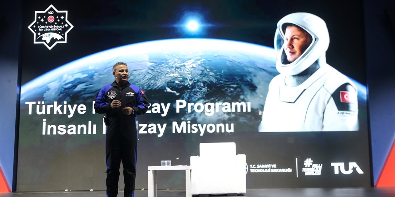 Astronot Alper Gezeravcı TEKNOFEST Adana'da öğrencilerle buluştu: