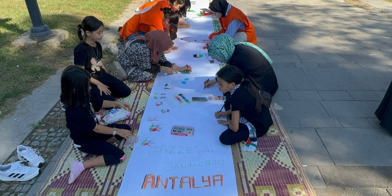 Antalya'da çocuklar Filistin'e destek için resim çizdi