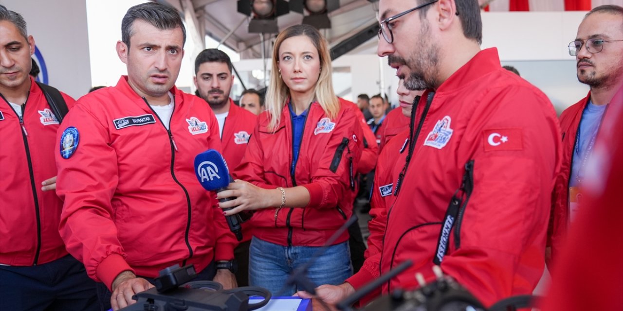 Selçuk Bayraktar, Anadolu Ajansının ürettiği "Haberci Drone"u inceledi